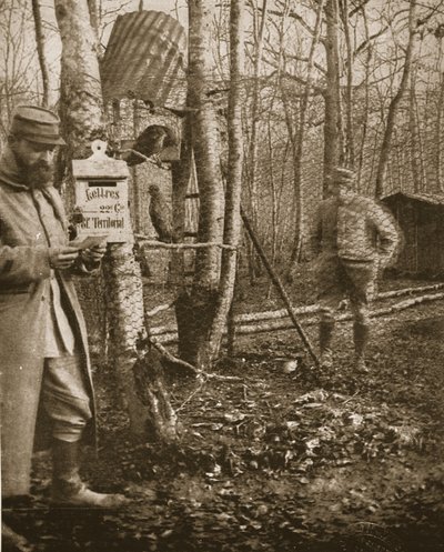 Sul fronte della Lorena francese: una cassetta delle lettere del campo dei Poilus e mascotte poiane, illustrazione da The Illustrated War News da English Photographer
